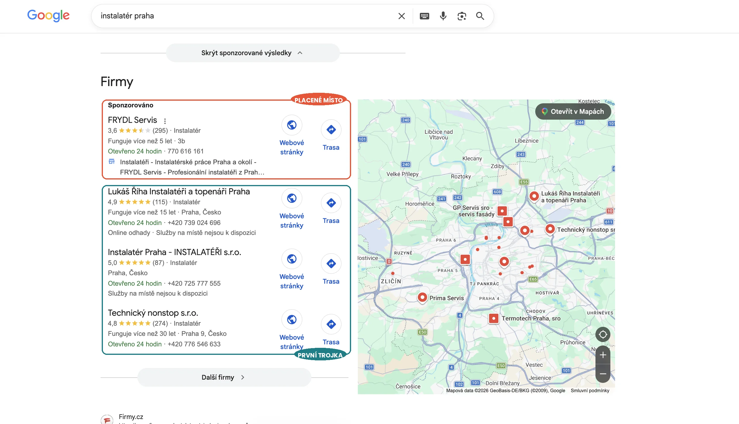 Skutečné vyhledávání na frázi instalatér praha: nahoře jedno placené místo, pod ním tři firmy, které Google vybral sám